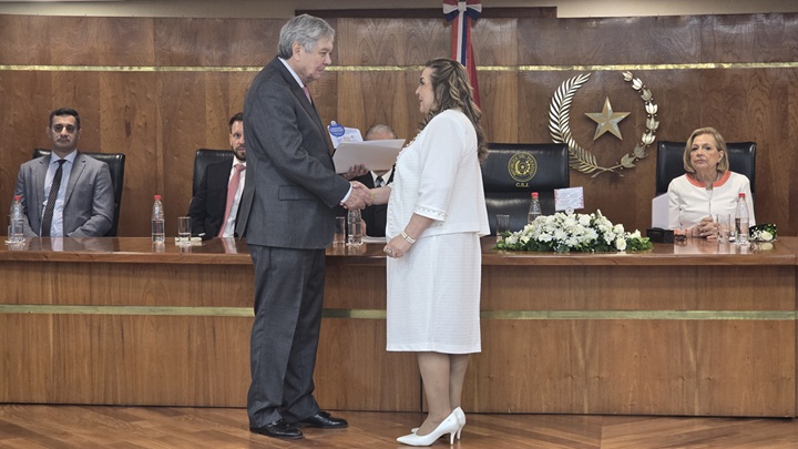 José María Peña recibe homenaje por su aporte a la mediación